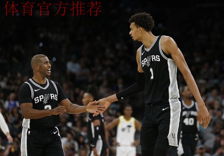 掘金众将在球员通道互相激励,随后约基奇拍着篮球走向球场 掘金众将在球员通道互相激励,随后约基奇拍着篮球走向球场